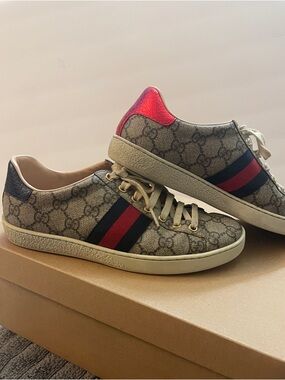 Gucci  Ace GG Supreme Low-Top Sneakers - Beige with Red & Navy Stripe
